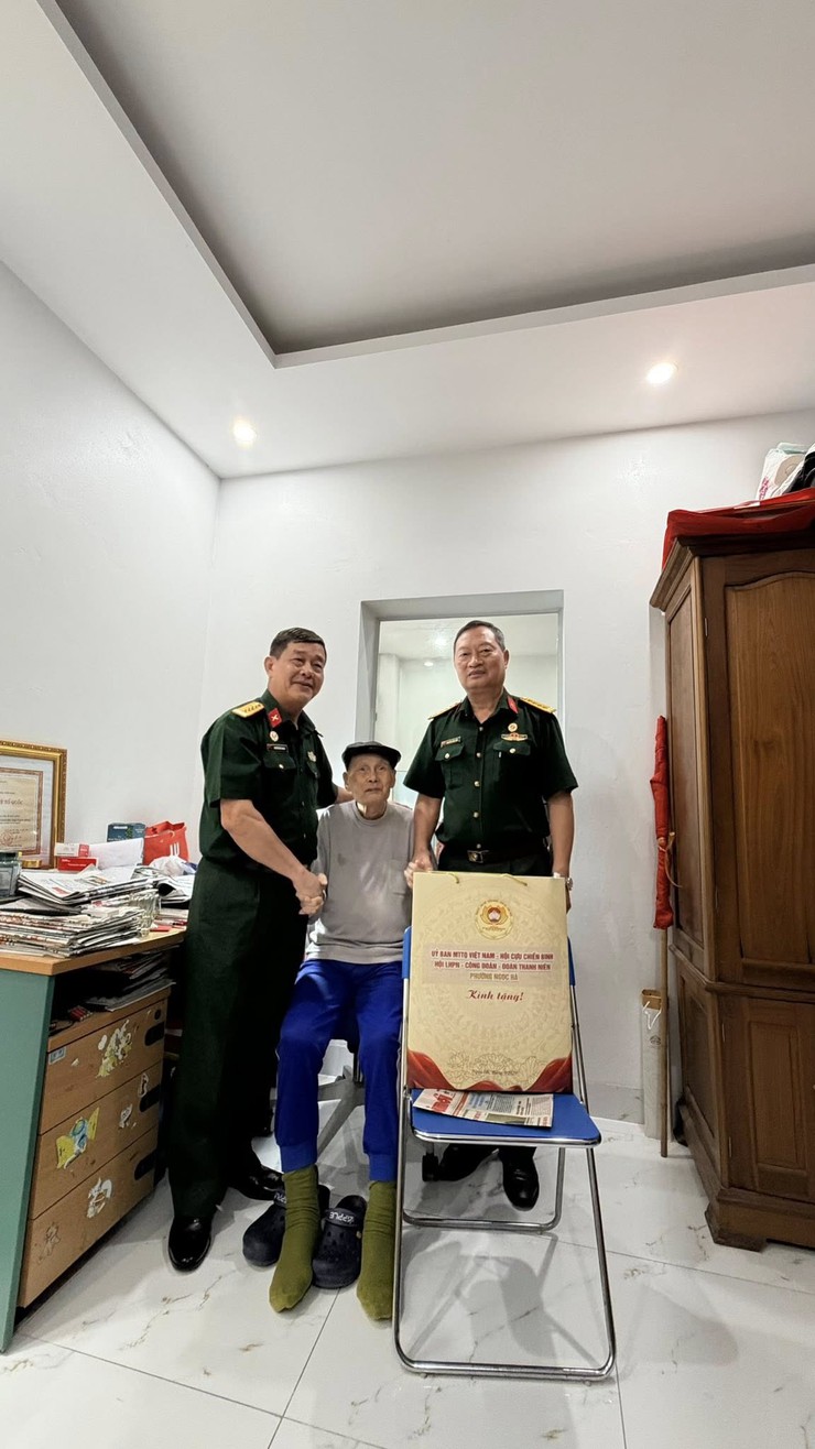 Ngọc Hà: thăm hỏi, tặng quà tri ân các gia đình chính sách, người có công nhân kỷ niệm 51 năm Ngày Giải phóng miền Nam, thống nhất đất nước- Ảnh 4.