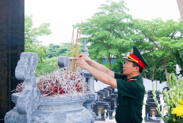 Các đồng chí lãnh đạo xã Quốc Oai thăm viếng Nghĩa trang Liệt sĩ nhân dịp kỷ niệm 51 năm Ngày giải phóng miền Nam thống nhất đất nước- Ảnh 7.