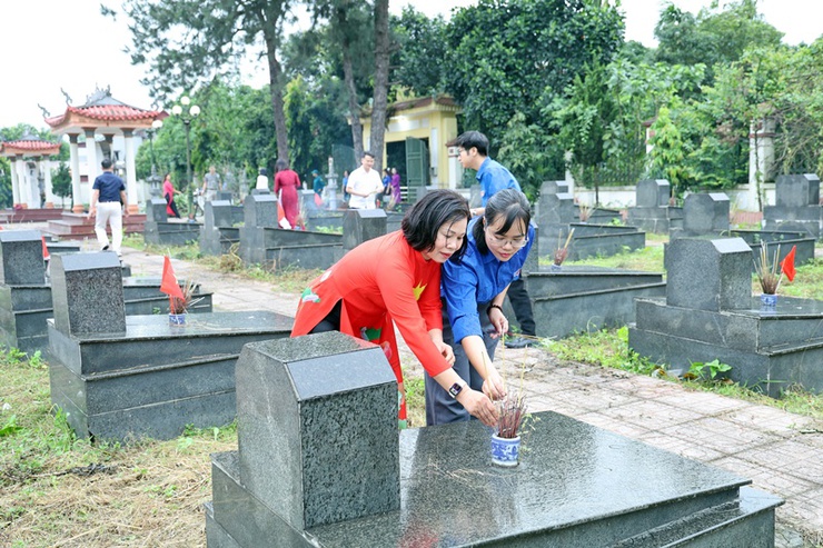 Xã Xuân Mai tổ chức Lễ dâng hương tưởng niệm các anh hùng liệt sĩ tại các nghĩa trang trên địa bàn nhân kỷ niệm 51 năm ngày Giải phóng miền Nam, thống nhất đất nước (30/04/1975-30/04/2026).- Ảnh 8.