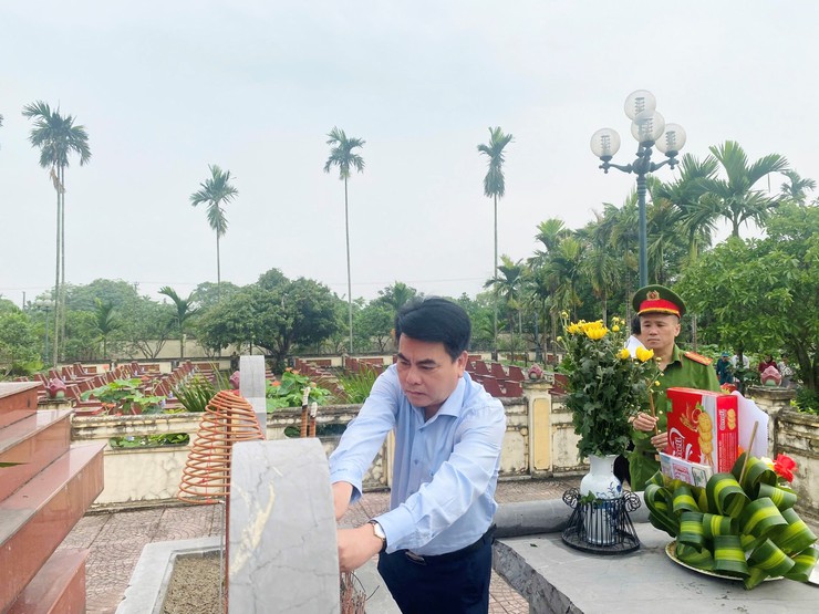 Đảng uỷ - HĐND – UBND – UB MTTQ xã dâng hương tưởng niệm Chủ tịch Hồ Chí Minh và các Anh hùng Liệt sĩ - Ảnh 7.