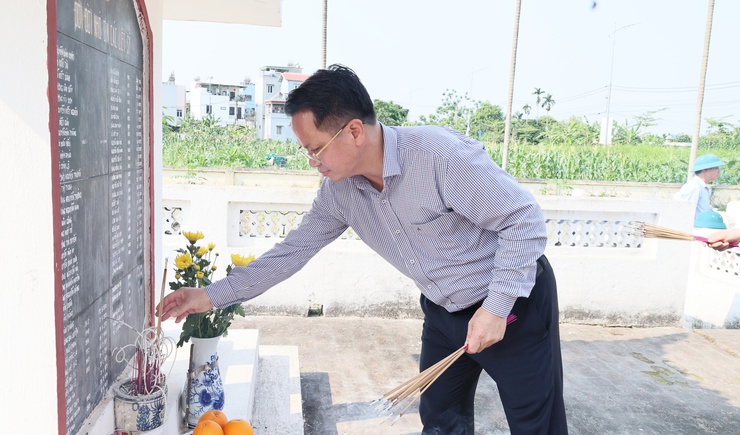 Đồng chí Bùi Mạnh Thắng, Phó Bí thư Đảng ủy, Chủ tịch UBND xã dâng hương tại Nghĩa trang Liệt sĩ Hợp Đồng- Ảnh 7.