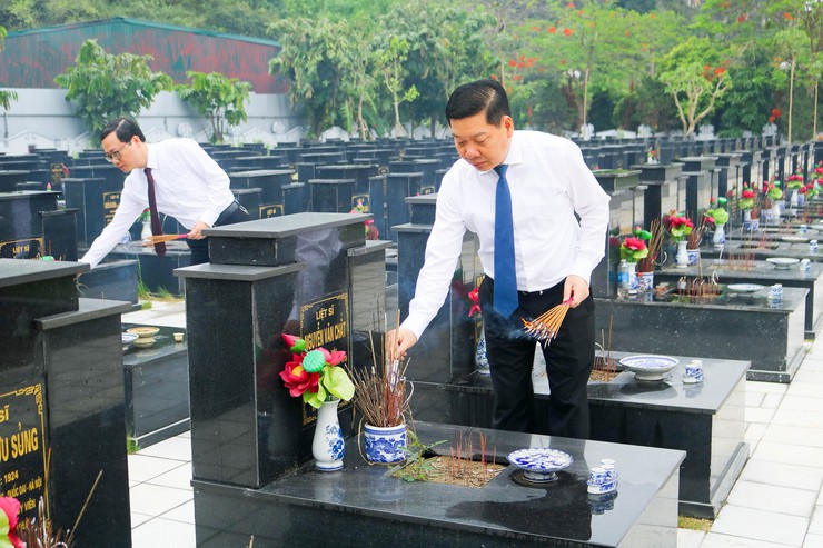 Các đồng chí lãnh đạo xã Quốc Oai thăm viếng Nghĩa trang Liệt sĩ nhân dịp kỷ niệm 51 năm Ngày giải phóng miền Nam thống nhất đất nước- Ảnh 12.