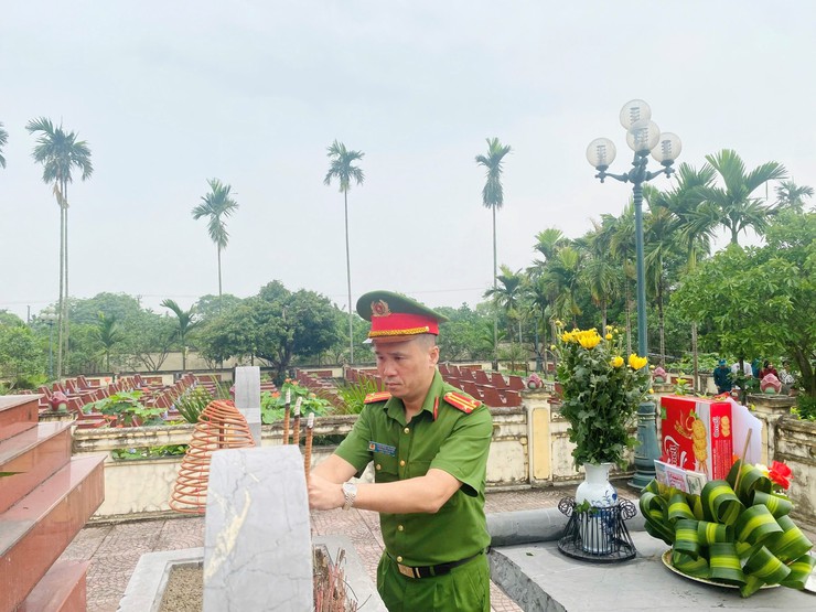 Đảng uỷ - HĐND – UBND – UB MTTQ xã dâng hương tưởng niệm Chủ tịch Hồ Chí Minh và các Anh hùng Liệt sĩ - Ảnh 8.