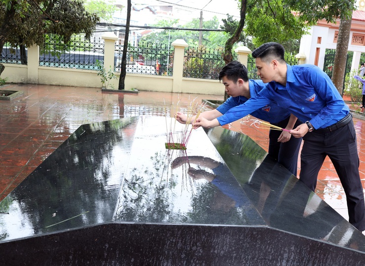 Xã Xuân Mai tổ chức Lễ dâng hương tưởng niệm các anh hùng liệt sĩ tại các nghĩa trang trên địa bàn nhân kỷ niệm 51 năm ngày Giải phóng miền Nam, thống nhất đất nước (30/04/1975-30/04/2026).- Ảnh 23.