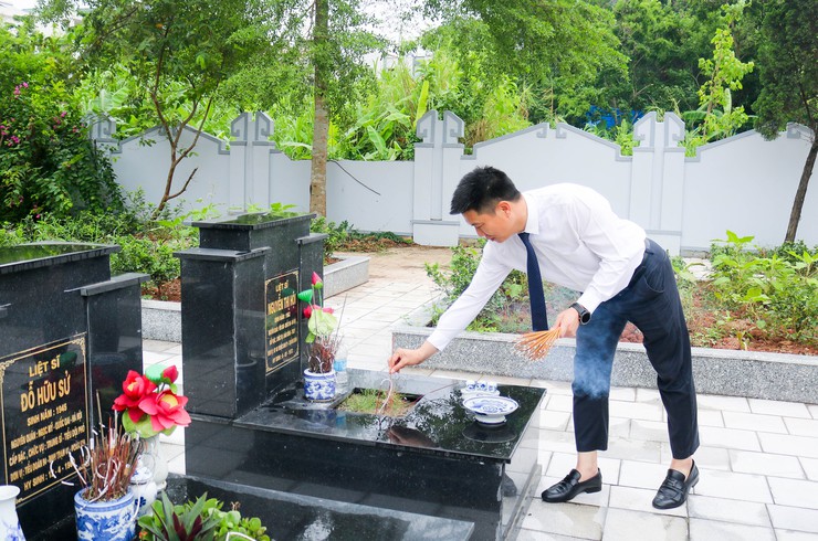 Các đồng chí lãnh đạo xã Quốc Oai thăm viếng Nghĩa trang Liệt sĩ nhân dịp kỷ niệm 51 năm Ngày giải phóng miền Nam thống nhất đất nước- Ảnh 13.