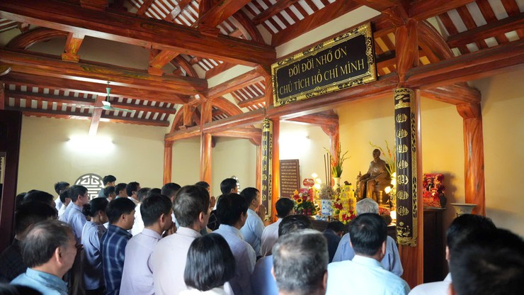 Đảng uỷ - HĐND – UBND – UB MTTQ xã dâng hương tưởng niệm Chủ tịch Hồ Chí Minh và các Anh hùng Liệt sĩ - Ảnh 9.