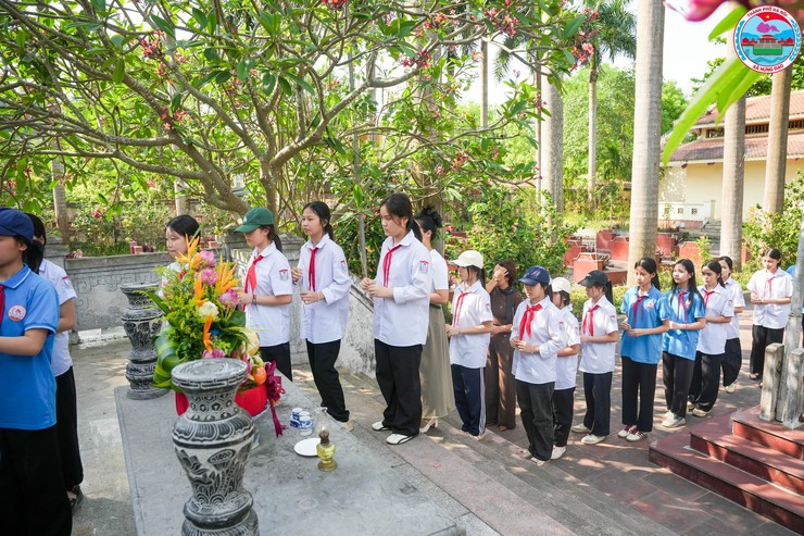 TRƯỜNG THCS CỘNG HÒA TỔ CHỨC DÂNG HƯƠNG TẠI NGHĨA TRANG LIỆT SỸ CỘNG HÒA NHÂN KỶ NIỆM 51 NĂM NGÀY GIẢI PHÓNG MIỀN NAM, THỐNG NHẤT ĐẤT NƯỚC- Ảnh 5.