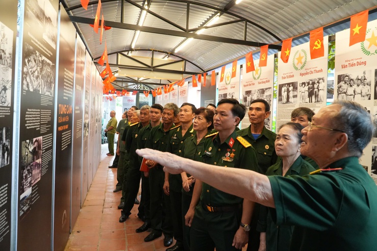 Hội Cựu chiến binh xã Chuyên Mỹ tổ chức Lễ dâng hương và chương trình “ hành trình về địa chỉ đỏ” tại Bảo tàng Chiến sỹ CM bị địch bắt tù đày- Ảnh 3.