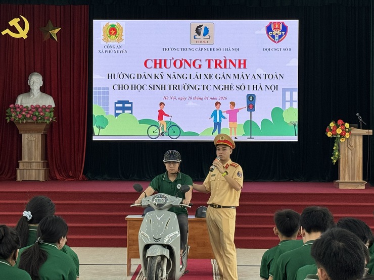 Tuyên truyền an toàn giao thông cho hơn 500 học sinh tại Trường Trung cấp nghề số 1 trên địa bàn xã Phú Xuyên

- Ảnh 6.