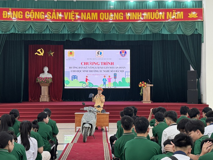 Tuyên truyền an toàn giao thông cho hơn 500 học sinh tại Trường Trung cấp nghề số 1 trên địa bàn xã Phú Xuyên

- Ảnh 1.