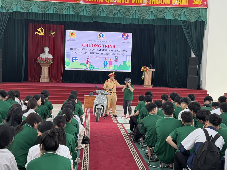 Tuyên truyền an toàn giao thông cho hơn 500 học sinh tại Trường Trung cấp nghề số 1 trên địa bàn xã Phú Xuyên

- Ảnh 5.