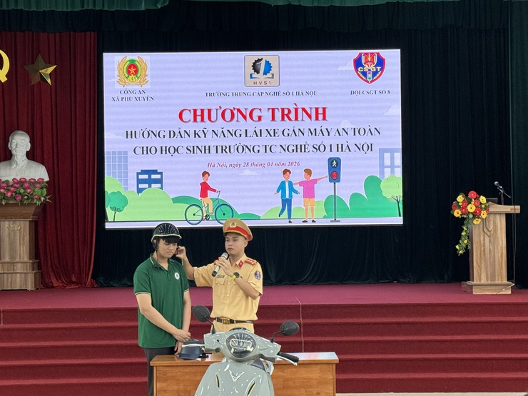 Tuyên truyền an toàn giao thông cho hơn 500 học sinh tại Trường Trung cấp nghề số 1 trên địa bàn xã Phú Xuyên

- Ảnh 4.