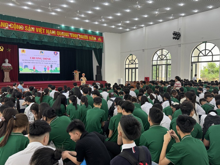Tuyên truyền an toàn giao thông cho hơn 500 học sinh tại Trường Trung cấp nghề số 1 trên địa bàn xã Phú Xuyên

- Ảnh 2.
