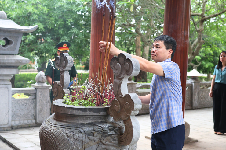 LÃNH ĐẠO XÃ THẠCH THẤT DÂNG HƯƠNG TƯỞNG NIỆM CÁC ANH HÙNG LIỆT SĨ NHÂN DỊP KỶ NIỆM 51 NĂM NGÀY GIẢI PHÓNG MIỀN NAM (30/4/1975 - 30/4/2026)- Ảnh 1.