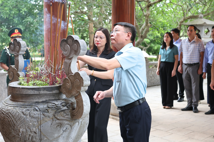LÃNH ĐẠO XÃ THẠCH THẤT DÂNG HƯƠNG TƯỞNG NIỆM CÁC ANH HÙNG LIỆT SĨ NHÂN DỊP KỶ NIỆM 51 NĂM NGÀY GIẢI PHÓNG MIỀN NAM (30/4/1975 - 30/4/2026)- Ảnh 2.