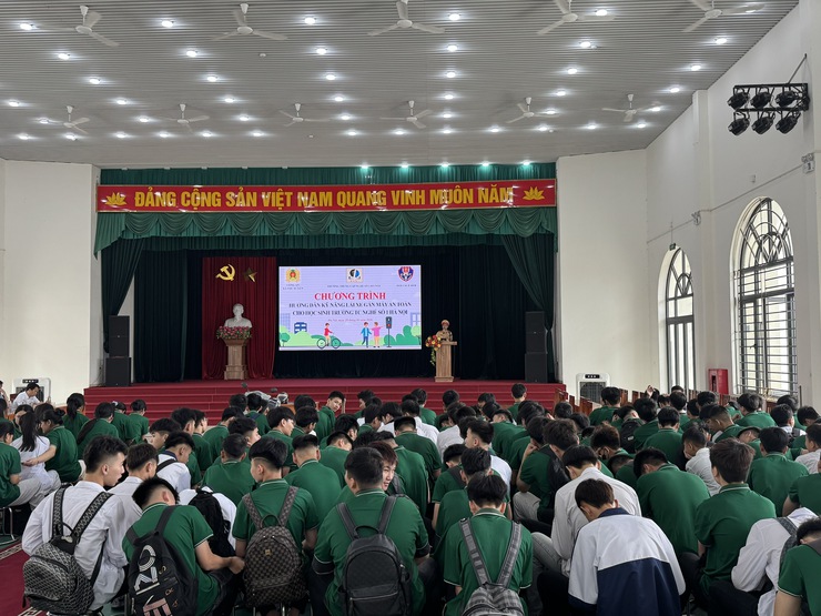 Tuyên truyền an toàn giao thông cho hơn 500 học sinh tại Trường Trung cấp nghề số 1 trên địa bàn xã Phú Xuyên

- Ảnh 3.