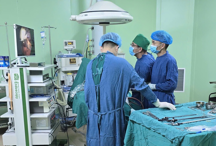 Bệnh viện đa khoa Ba Vì: Phẫu thuật nội soi thành công ca thoát vị bẹn trái khổng lồ ở người bệnh 77 tuổi- Ảnh 1.