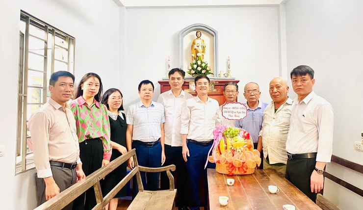 LÃNH ĐẠO XÃ NGỌC HỒI THĂM, CHÚC MỪNG NGÀY LỄ QUAN THẦY GIÁO HỌ VĨNH THỊNH- Ảnh 1.
