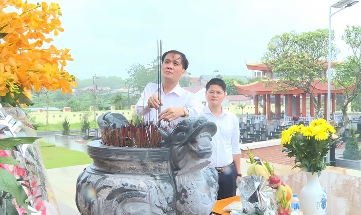 Lãnh đạo xã Phúc Lộc dâng hương tưởng niệm các anh hùng liệt sĩ kỷ niệm 51 năm Ngày Giải phóng miền Nam, thống nhất đất nước- Ảnh 4.