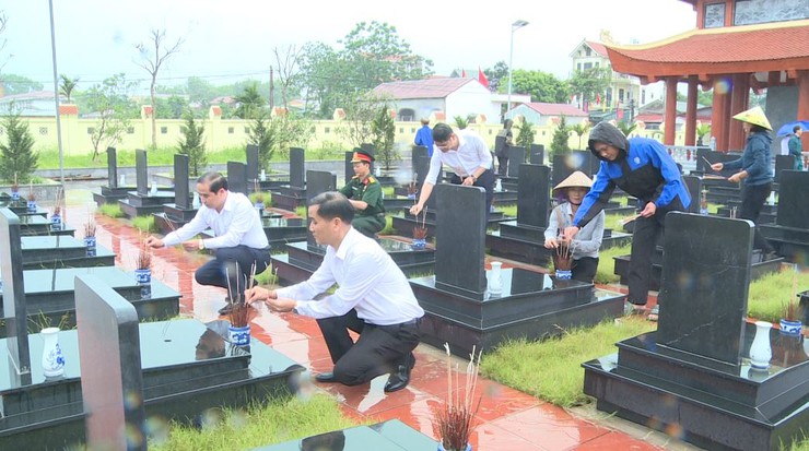 Lãnh đạo xã Phúc Lộc dâng hương tưởng niệm các anh hùng liệt sĩ kỷ niệm 51 năm Ngày Giải phóng miền Nam, thống nhất đất nước- Ảnh 10.