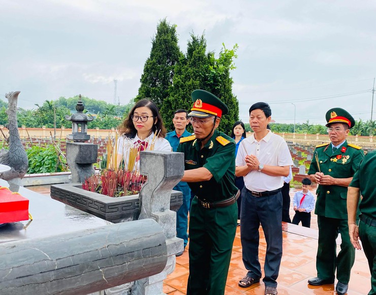 Lãnh đạo xã Phúc Lộc dâng hương tưởng niệm các anh hùng liệt sĩ kỷ niệm 51 năm Ngày Giải phóng miền Nam, thống nhất đất nước- Ảnh 9.