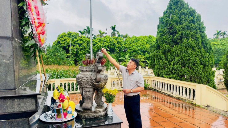 Lãnh đạo xã Phúc Lộc dâng hương tưởng niệm các anh hùng liệt sĩ kỷ niệm 51 năm Ngày Giải phóng miền Nam, thống nhất đất nước- Ảnh 8.