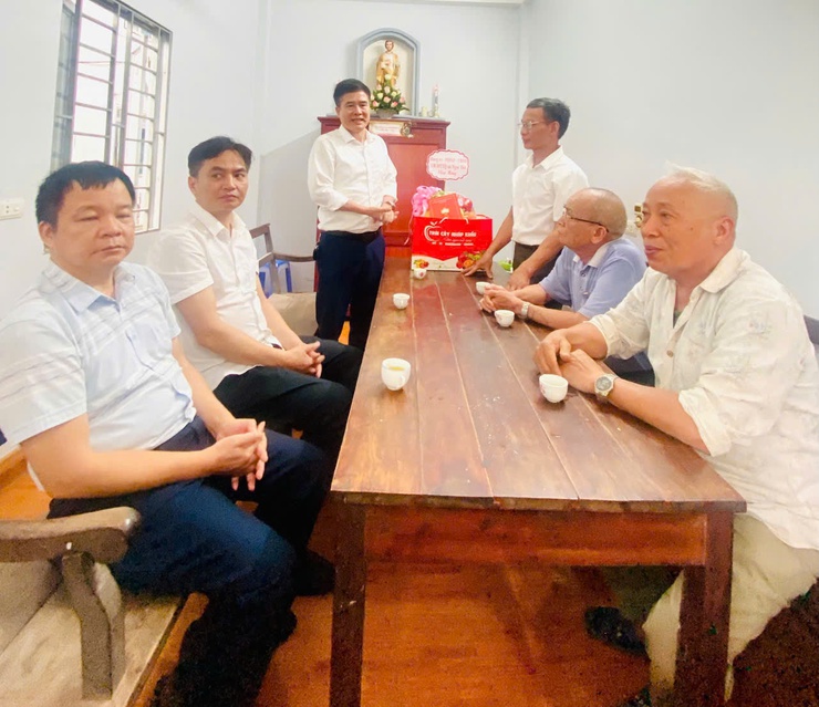 LÃNH ĐẠO XÃ NGỌC HỒI THĂM, CHÚC MỪNG NGÀY LỄ QUAN THẦY GIÁO HỌ VĨNH THỊNH- Ảnh 2.