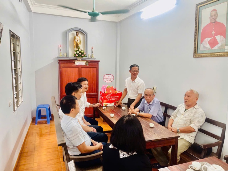 LÃNH ĐẠO XÃ NGỌC HỒI THĂM, CHÚC MỪNG NGÀY LỄ QUAN THẦY GIÁO HỌ VĨNH THỊNH- Ảnh 3.
