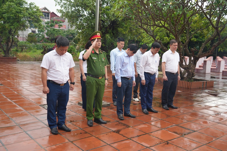 Kỷ niệm 51 năm Ngày giải phóng miền Nam, thống nhất đất nước (30/4/1975-30/4/2026): Bí thư Đảng ủy xã Nguyễn Tiến Toàn dâng hương, dâng hoa tại Nghĩa trang liệt sĩ Thọ Xuân - Thọ An- Ảnh 1.