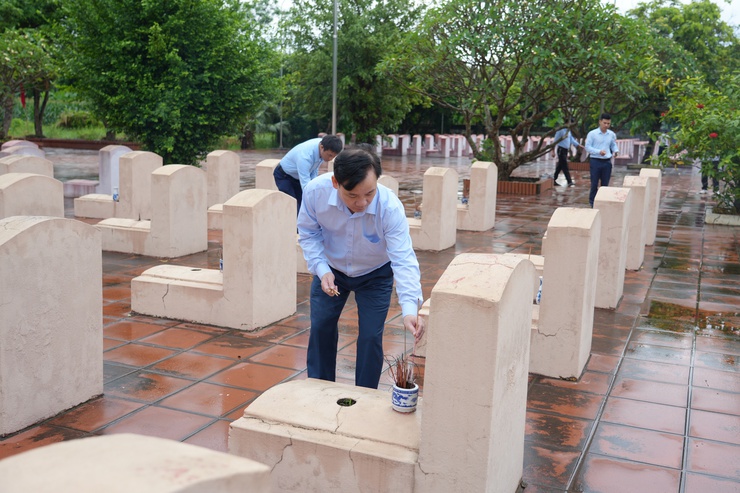 Kỷ niệm 51 năm Ngày giải phóng miền Nam, thống nhất đất nước (30/4/1975-30/4/2026): Bí thư Đảng ủy xã Nguyễn Tiến Toàn dâng hương, dâng hoa tại Nghĩa trang liệt sĩ Thọ Xuân - Thọ An- Ảnh 3.