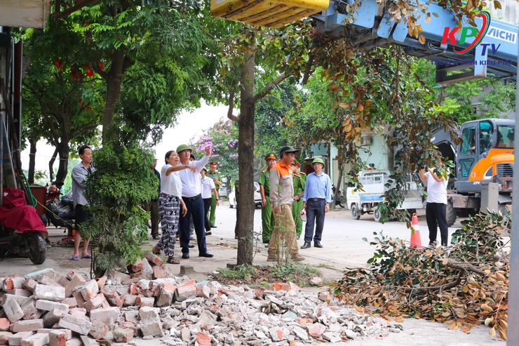 Xã Kiều Phú ra quân giải tỏa hành lang an toàn giao thông, bảo đảm trật tự trước kỳ nghỉ lễ 30/4- Ảnh 1.