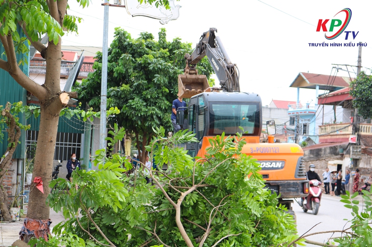 Xã Kiều Phú ra quân giải tỏa hành lang an toàn giao thông, bảo đảm trật tự trước kỳ nghỉ lễ 30/4- Ảnh 3.