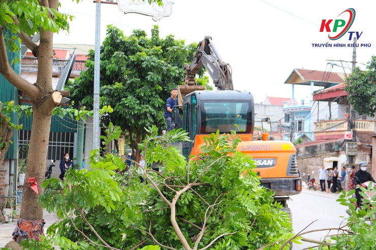 Xã Kiều Phú ra quân giải tỏa hành lang an toàn giao thông, bảo đảm trật tự trước kỳ nghỉ lễ 30/4- Ảnh 2.