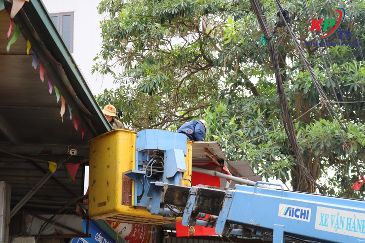 Xã Kiều Phú ra quân giải tỏa hành lang an toàn giao thông, bảo đảm trật tự trước kỳ nghỉ lễ 30/4- Ảnh 4.