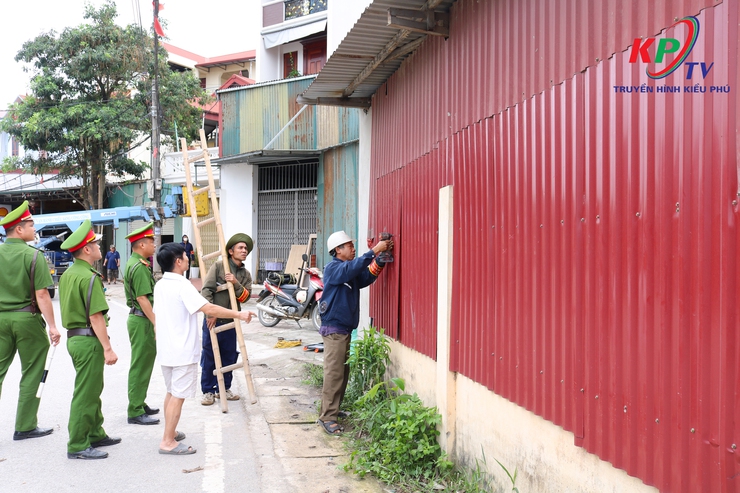 Xã Kiều Phú ra quân giải tỏa hành lang an toàn giao thông, bảo đảm trật tự trước kỳ nghỉ lễ 30/4- Ảnh 5.