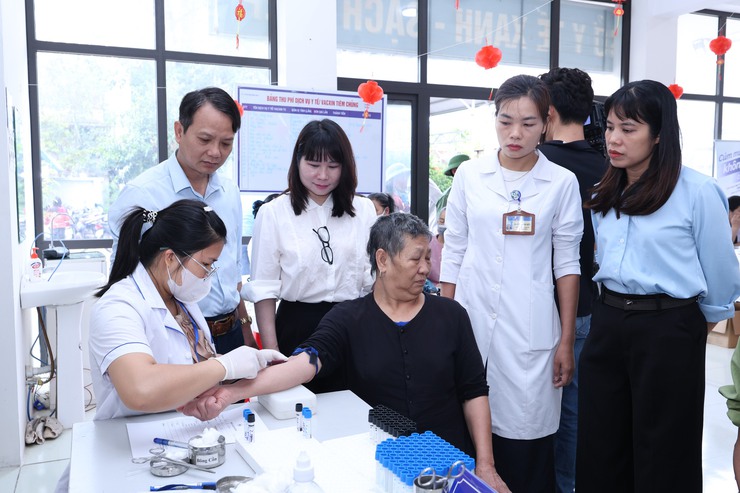 VÂN ĐÌNH TỔ CHỨC “NGÀY HỘI NHÂN ÁI” KHÁM BỆNH, TẶNG QUÀ CHO NGƯỜI DÂN CÓ HOÀN CẢNH KHÓ KHĂN- Ảnh 1.