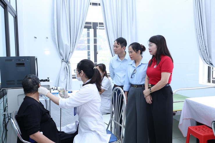 VÂN ĐÌNH TỔ CHỨC “NGÀY HỘI NHÂN ÁI” KHÁM BỆNH, TẶNG QUÀ CHO NGƯỜI DÂN CÓ HOÀN CẢNH KHÓ KHĂN- Ảnh 2.