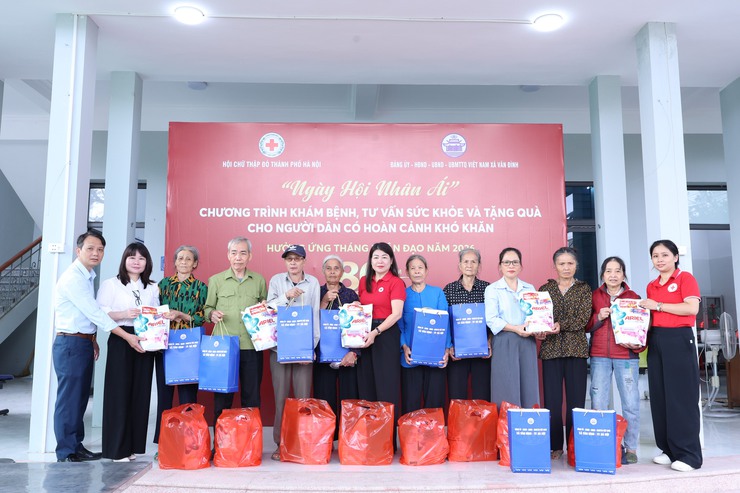 VÂN ĐÌNH TỔ CHỨC “NGÀY HỘI NHÂN ÁI” KHÁM BỆNH, TẶNG QUÀ CHO NGƯỜI DÂN CÓ HOÀN CẢNH KHÓ KHĂN- Ảnh 3.