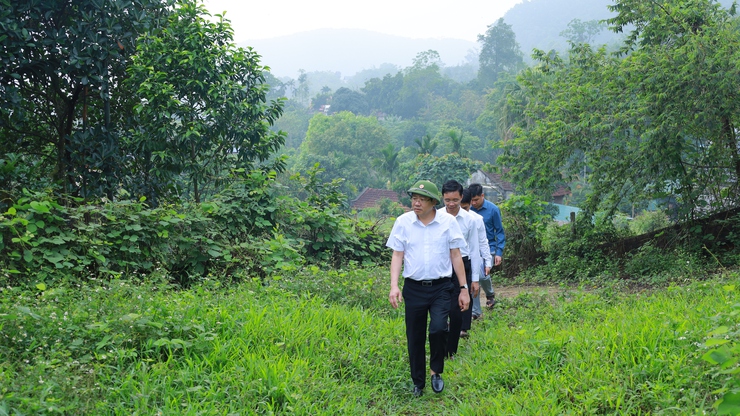 Đồng chí Chủ tịch UBND Xã Suối Hai kiểm tra các điểm sạt lở, hộ dân bị tốc mái sau mưa bão

- Ảnh 1.