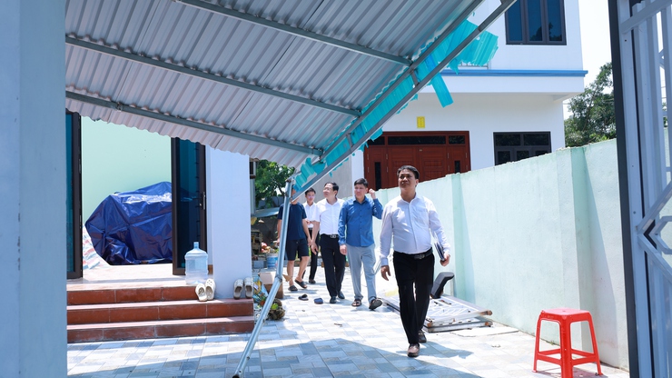 Đồng chí Chủ tịch UBND Xã Suối Hai kiểm tra các điểm sạt lở, hộ dân bị tốc mái sau mưa bão

- Ảnh 5.