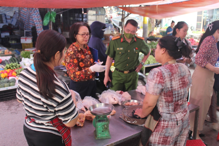 Tăng cường công tác Kiểm tra An toàn thực phẩm tại các chợ dân sinh trên địa bàn xã Phú Xuyên.- Ảnh 3.
