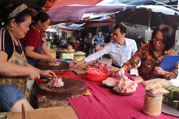 Tăng cường công tác Kiểm tra An toàn thực phẩm tại các chợ dân sinh trên địa bàn xã Phú Xuyên.- Ảnh 2.