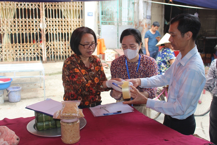 Tăng cường công tác Kiểm tra An toàn thực phẩm tại các chợ dân sinh trên địa bàn xã Phú Xuyên.- Ảnh 4.