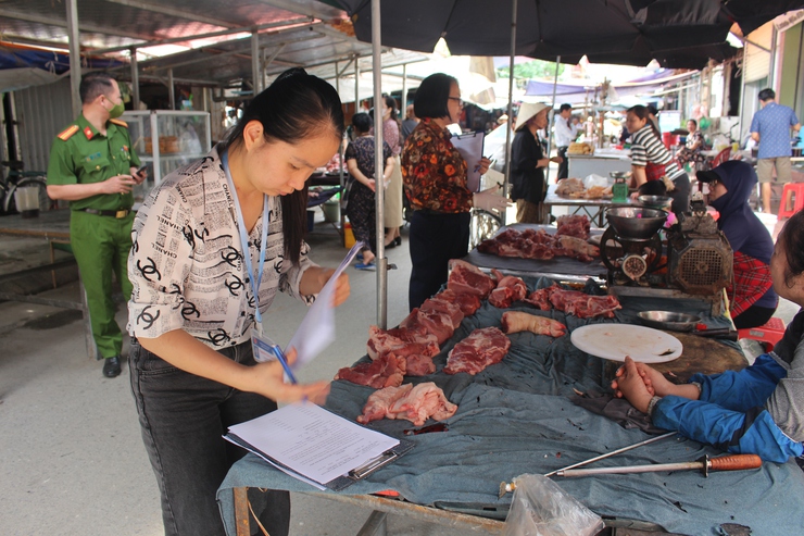 Tăng cường công tác Kiểm tra An toàn thực phẩm tại các chợ dân sinh trên địa bàn xã Phú Xuyên.- Ảnh 1.