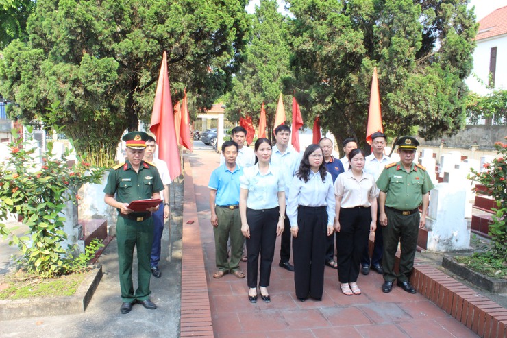 Đồng chí Lê Thị Hạnh - Phó Bí thư thường trực Đảng ủy dâng hương tại nghĩa trang Liệt sĩ Quảng Bị- Ảnh 1.