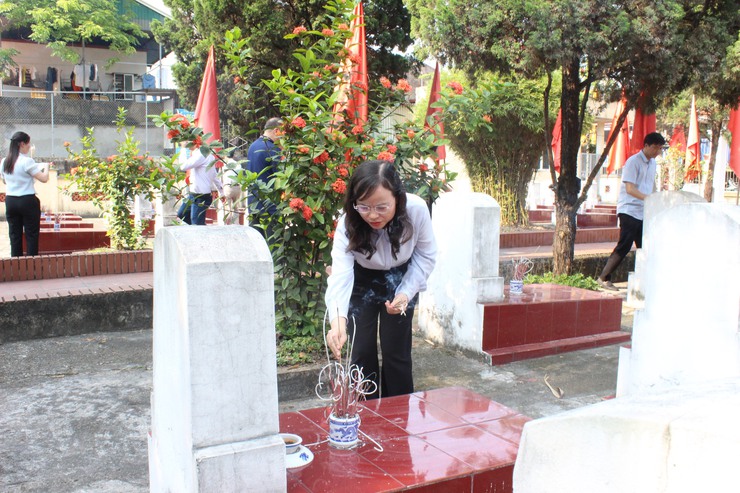 Đồng chí Lê Thị Hạnh - Phó Bí thư thường trực Đảng ủy dâng hương tại nghĩa trang Liệt sĩ Quảng Bị- Ảnh 2.