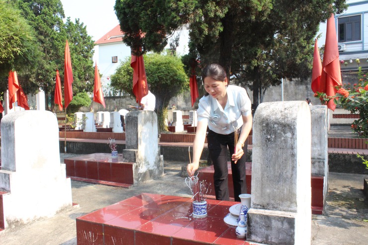 Đồng chí Lê Thị Hạnh - Phó Bí thư thường trực Đảng ủy dâng hương tại nghĩa trang Liệt sĩ Quảng Bị- Ảnh 3.