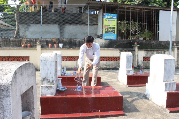 Đồng chí Lê Thị Hạnh - Phó Bí thư thường trực Đảng ủy dâng hương tại nghĩa trang Liệt sĩ Quảng Bị- Ảnh 4.
