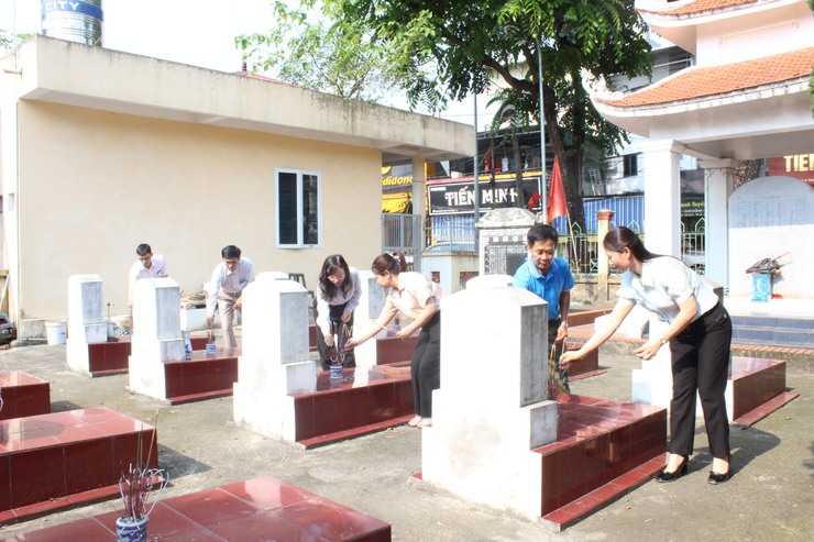 Đồng chí Lê Thị Hạnh - Phó Bí thư thường trực Đảng ủy dâng hương tại nghĩa trang Liệt sĩ Quảng Bị- Ảnh 5.