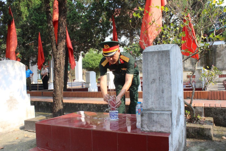 Đồng chí Lê Thị Hạnh - Phó Bí thư thường trực Đảng ủy dâng hương tại nghĩa trang Liệt sĩ Quảng Bị- Ảnh 6.